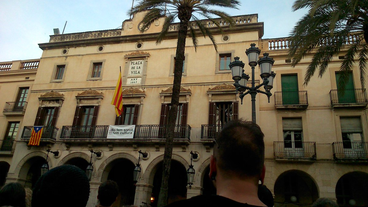 BaigAssumpta's tweet photo. Manifestant-nos contra la sentència que ens vol deixar sense festivals Nos no fem soroll fem cultura https://t.co/V44w2B2iWh