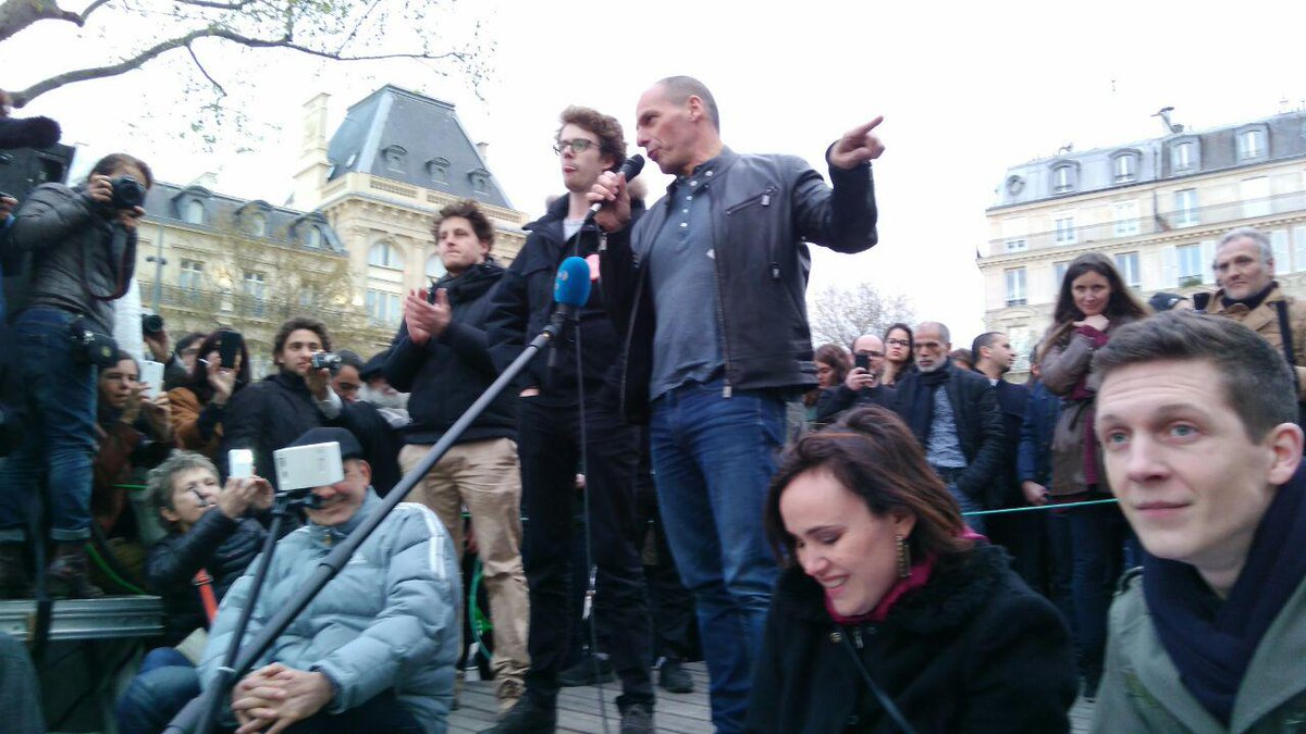 nuitdebout's tweet photo. #LiveAG Varoufakis prend son tour de parole à la #NuitDebout de #Paris https://t.co/rTUzrWz9Qb
