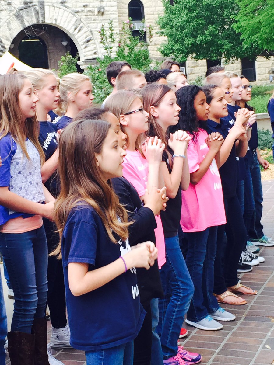 KStateEdCouncil's tweet photo. Woodrow Wilson Elem School choir! Bluemont Hall @KSUCollegeofEd #KStateOpenHouse #RootedinPurple https://t.co/OnAWhOcUXH