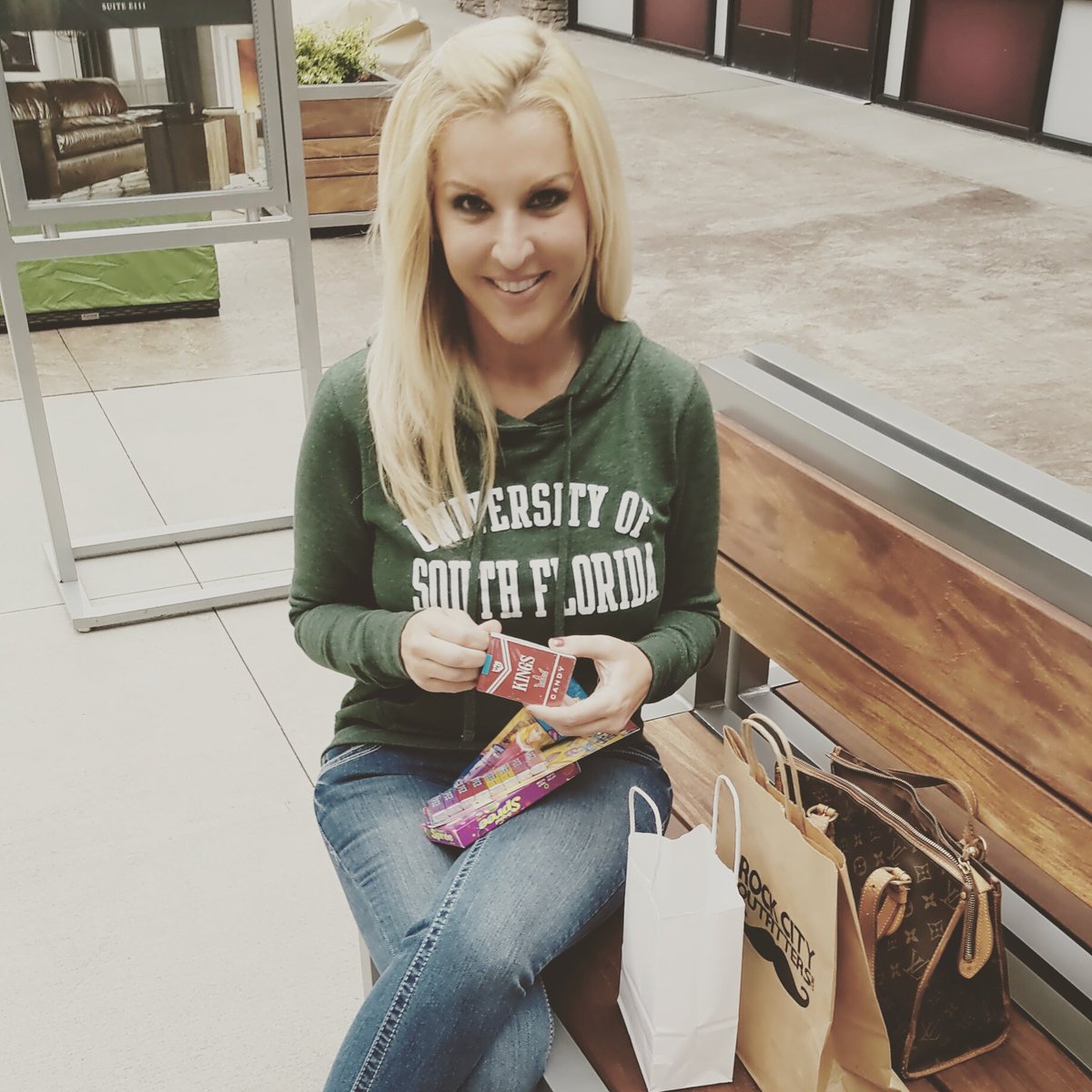 KristiMStahr's tweet photo. #candytherapy #Happiness https://t.co/7kC15SL0Tf