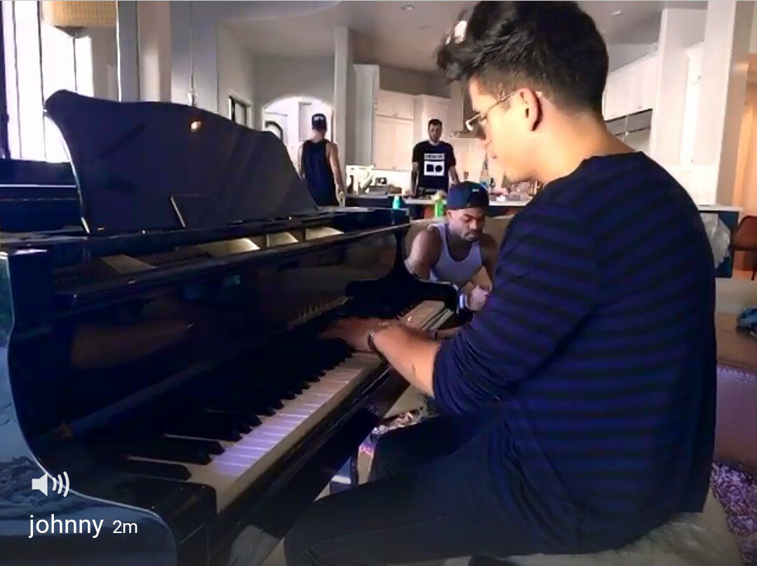 AboutShotsApp's tweet photo. Watch @john last video on @shots..  @rudymancuso playing piano 😍 Crasy https://t.co/cjsfLWfpBX