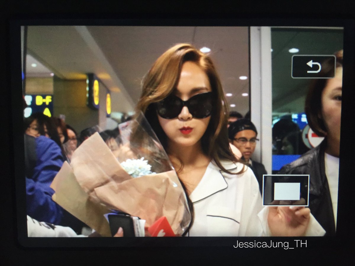 [PIC][17-04-2016]Jessica trở về Hàn Quốc vào sáng nay CgM8DscUsAAPuva