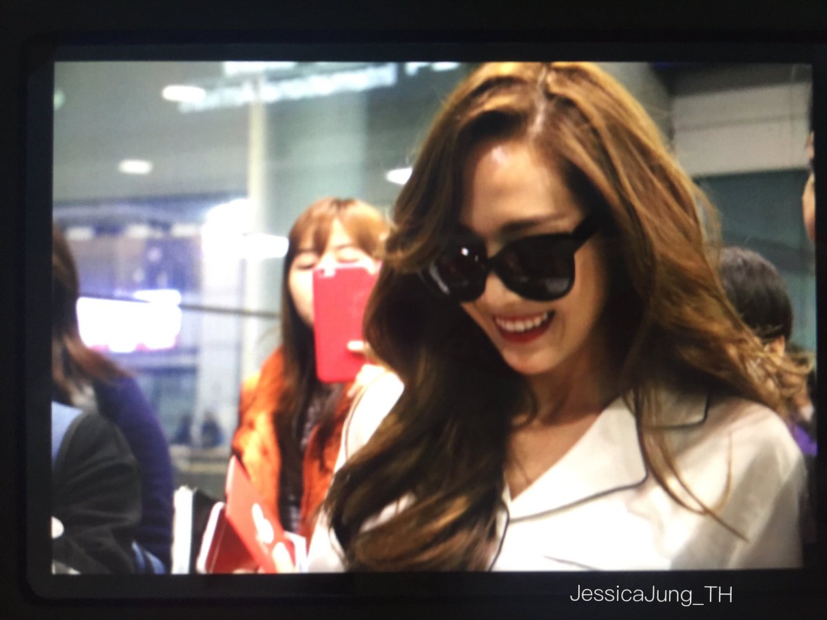 [PIC][17-04-2016]Jessica trở về Hàn Quốc vào sáng nay CgM8DsdVIAA0qIX