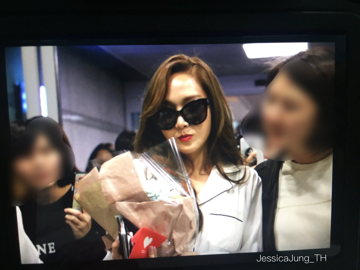 [PIC][17-04-2016]Jessica trở về Hàn Quốc vào sáng nay CgM8DuoUYAEFpcG