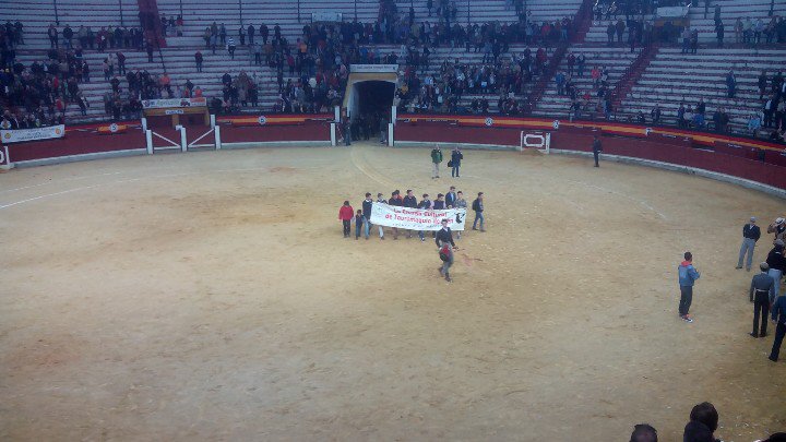 Emotivo final con los alumnos de la @etaurinajaen  acompañando a su compañero Curro Castillo