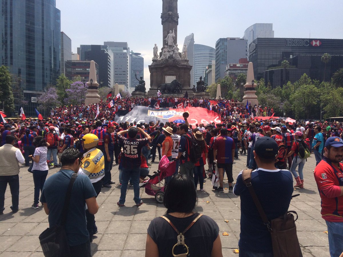 record_mexico's tweet photo. La marcha del Atlante hacia la colonia Condesa comenzará en unos minutos desde el Ángel | vía @enrique_mtzv https://t.co/SXGUxBzPL8