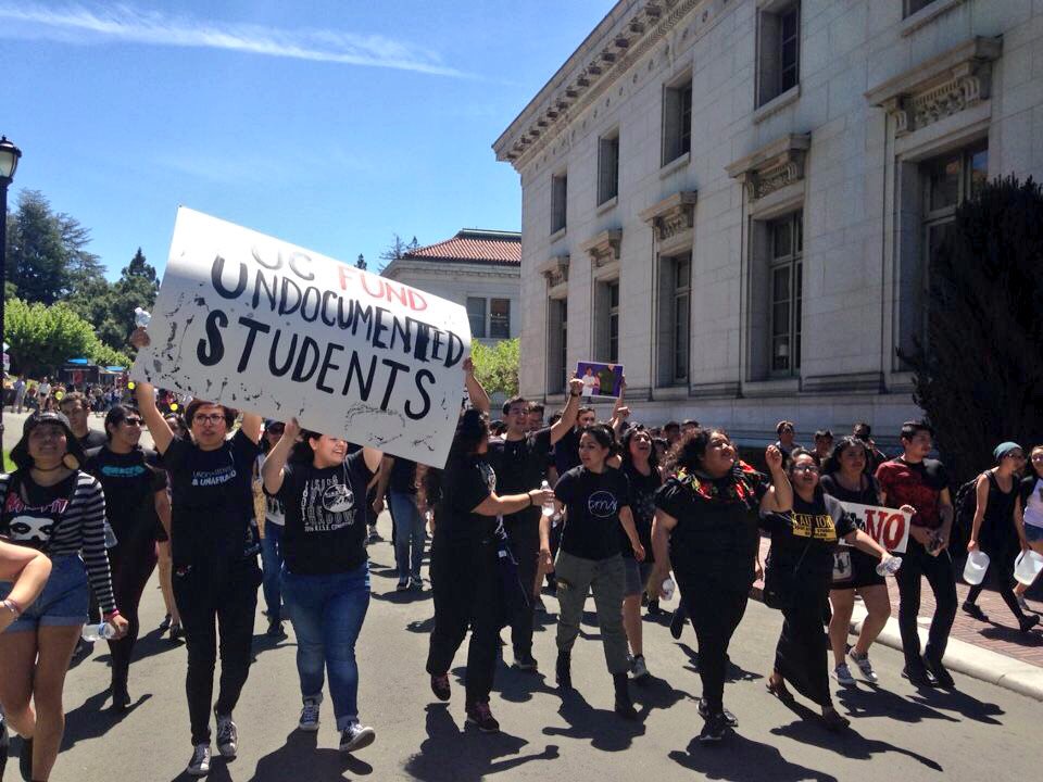 NVDTeam's tweet photo. Happening now: UC Berkeley students shut down Sather Gate to demand #UCfundUSP #undocumented #unafraid #unfunded https://t.co/0FuupdFRT4