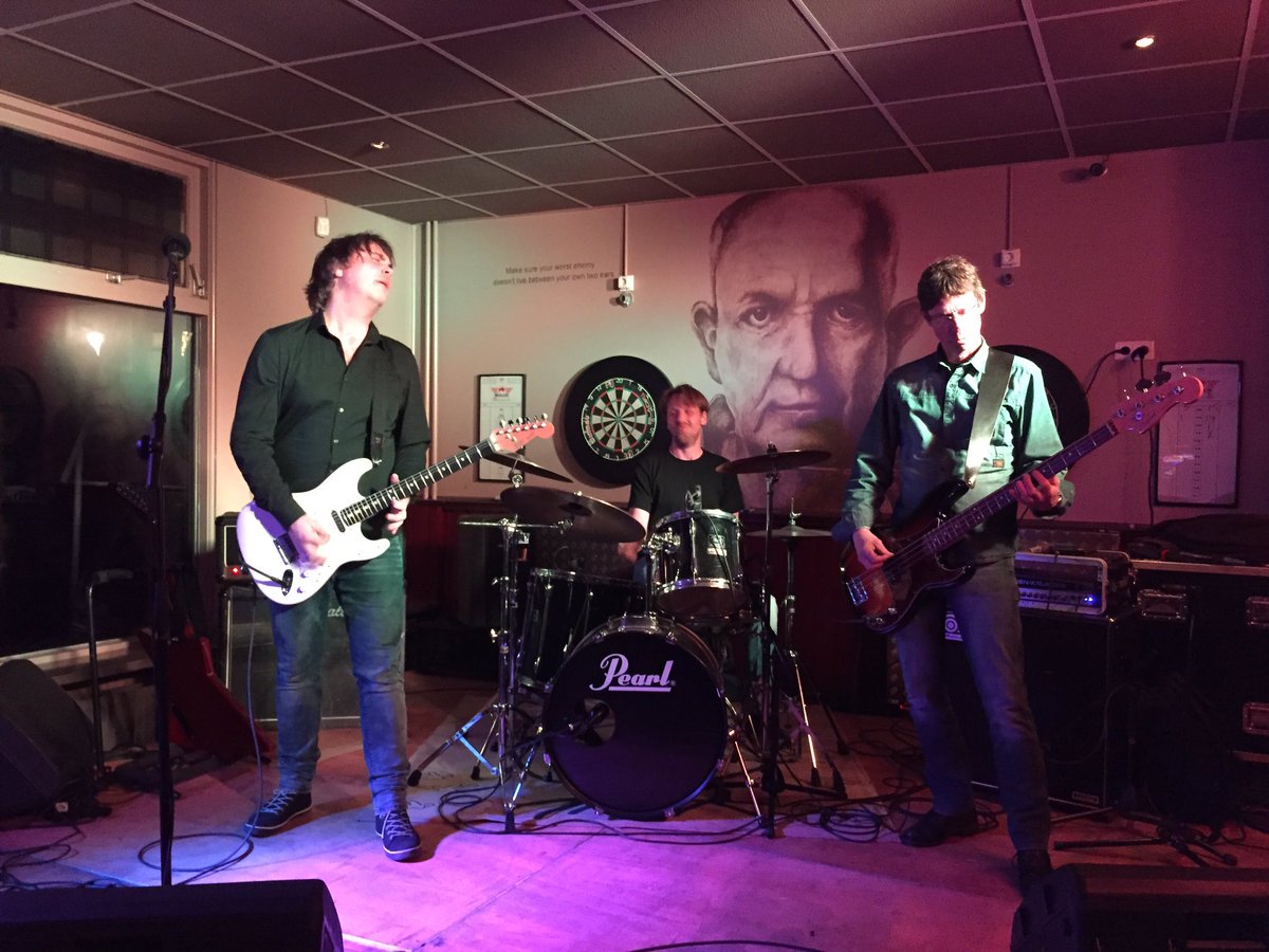 Wat een lekkere band is dat toch. Bluesrock met 'n drieën zoals het hoort. #Farstreet <a href="/LiveMusicHeino/">Festival rond d Pomp</a>