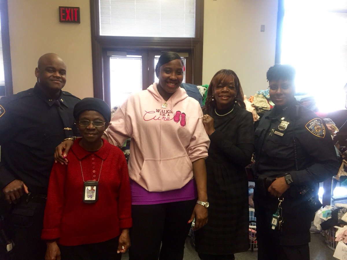 mayorsCAU's tweet photo. Brooklyn Community Board 4 stops by to help the Bushwick residents! #BushwickFire #Brooklyn https://t.co/BATyEFmfwg