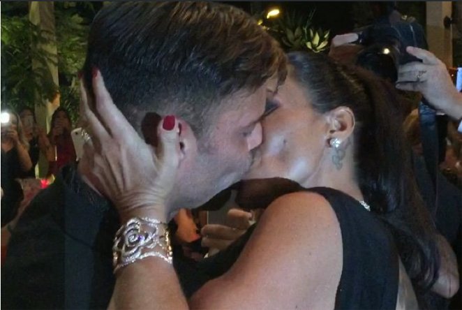 smoda's tweet image. Esto es lo que pasa cuando pagas 90.000 dólares por besar a Ricky Martin ow.ly/4mLqB5