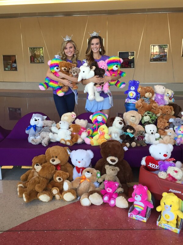 StaciaNaquin's tweet photo. Your @MAOTeenAZ &amp; @MissAmericaAZ bringing some cheer to @PhxChildrens today! #MissAmericaServes #AZ #12News 👍🏼👍🏼😊 https://t.co/0td297u9zt