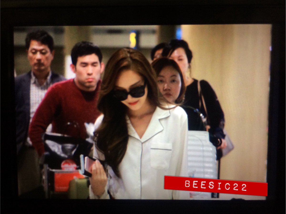 [PIC][17-04-2016]Jessica trở về Hàn Quốc vào sáng nay CgMUT5HUEAA7UPU