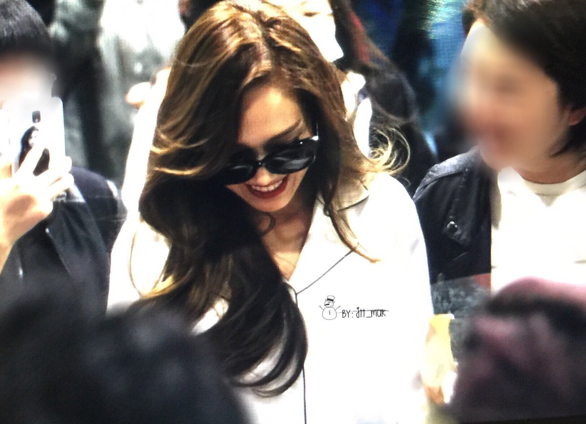 [PIC][17-04-2016]Jessica trở về Hàn Quốc vào sáng nay CgMV-wVUMAE93zQ