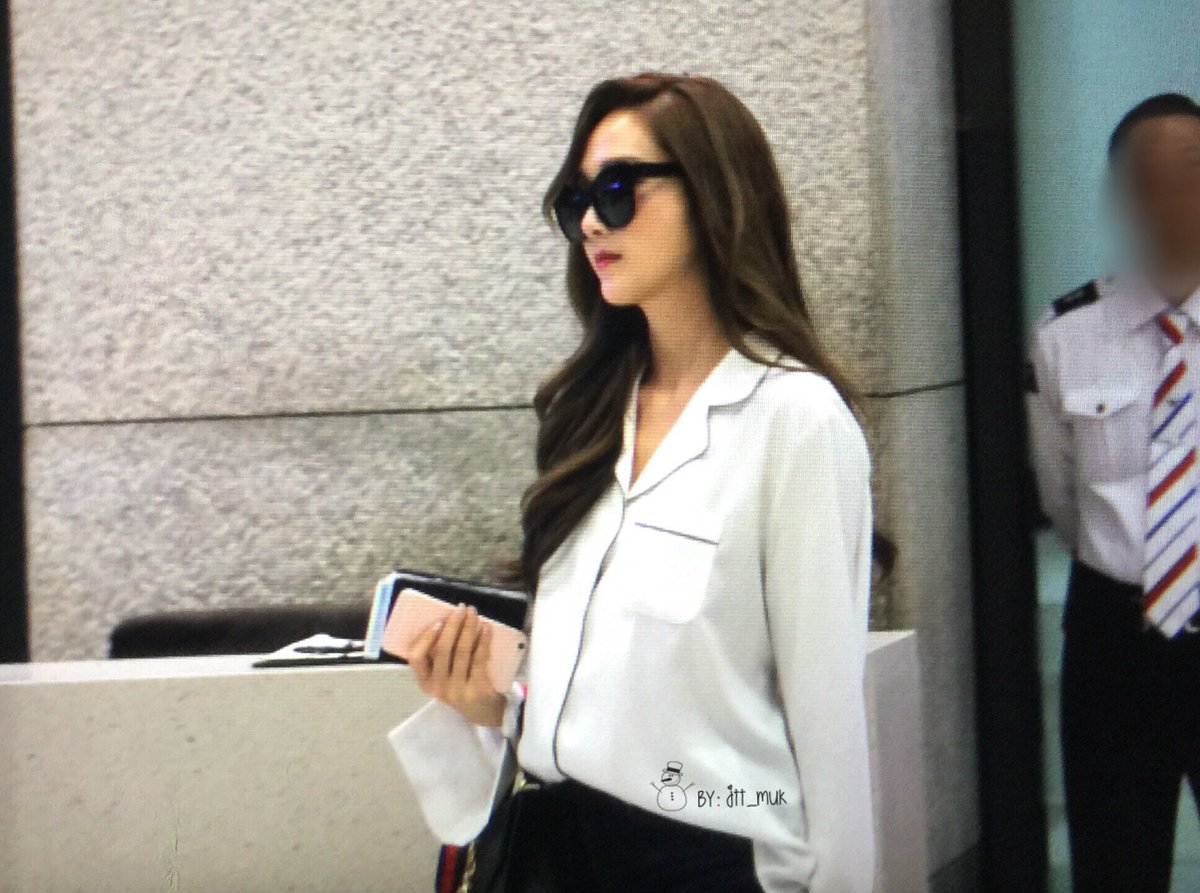 [PIC][17-04-2016]Jessica trở về Hàn Quốc vào sáng nay CgMV7XOUEAAd9ak