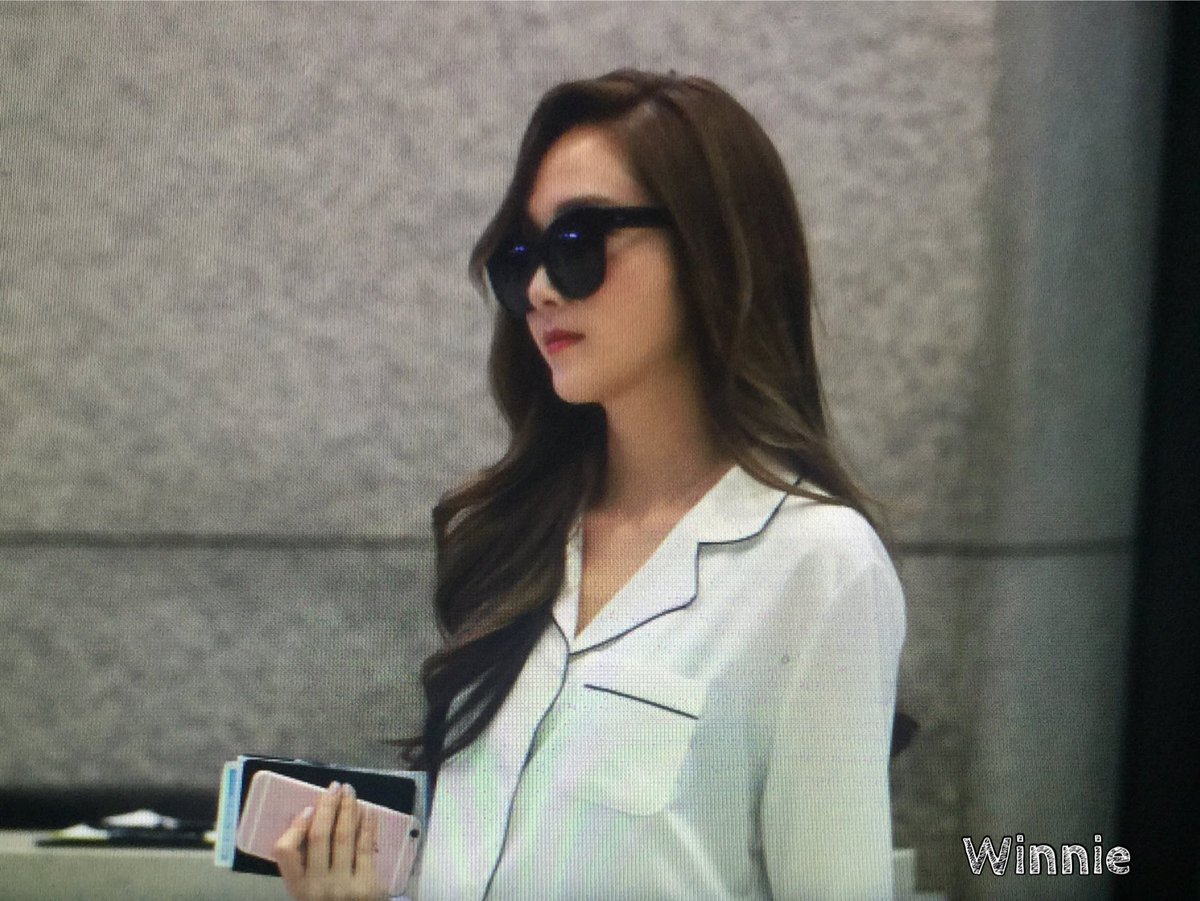 [PIC][17-04-2016]Jessica trở về Hàn Quốc vào sáng nay CgMaEeEUkAACs32