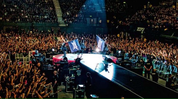 TanimotoMasa's tweet photo. #BABYMETAL is a bridge between Japan &amp; the world!!🎤🎸 Complete report by  #RollingStoneJapan https://t.co/8qYNpn2HL7 https://t.co/ZyrQW20ZSg