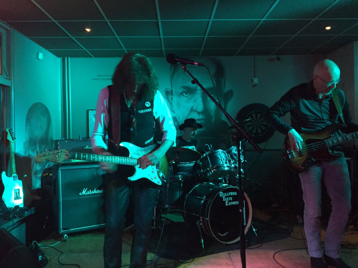 Nu bij de #Baron <a href="/LiveMusicHeino/">Festival rond d Pomp</a> The Bullfrog Taste Express. Ze gaan zelfs in Ierland een Irish Tour doen #gallagher