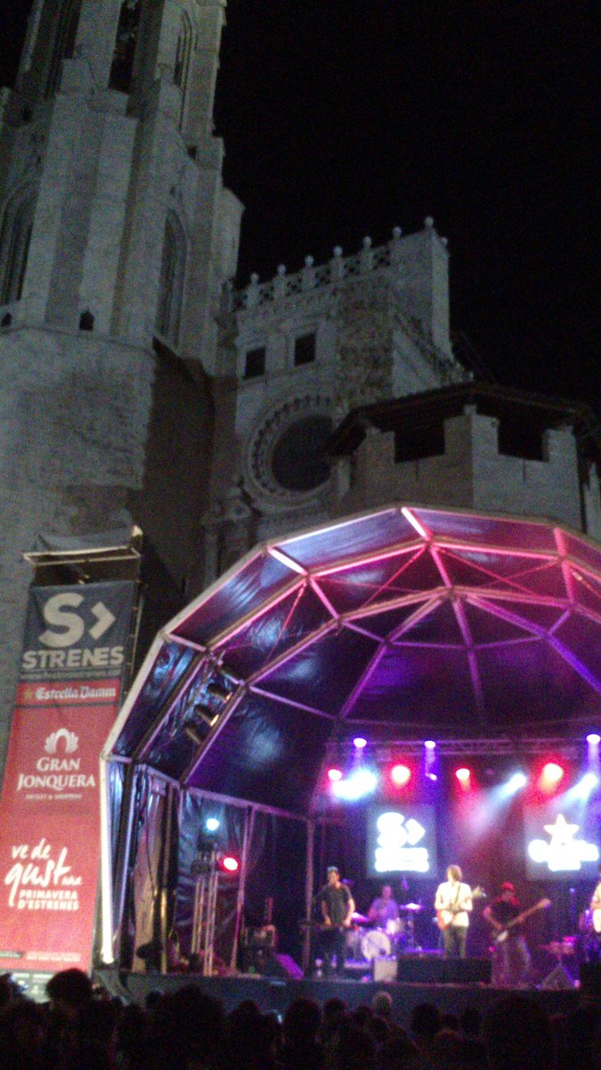 carme_bf's tweet photo. #Strenes16 Plaça Sant Fèlix #JoanColomo #Magic #Bordonera #Girona #Puigdemont #Konig #Strobos
#CosesSeves https://t.co/jD3QSzu0lY