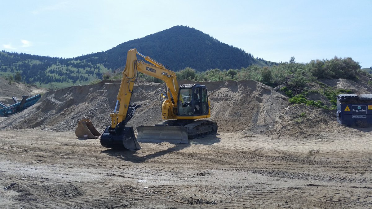 jasonDLE's tweet photo. Our Kobelco ED160 bkade runner taking part in the Heavy Metal Rocks in Kamloops https://t.co/WspJgBYhCK