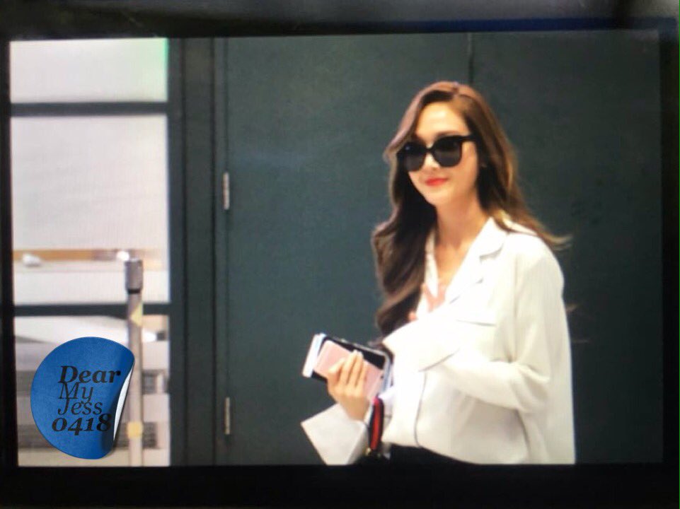 [PIC][17-04-2016]Jessica trở về Hàn Quốc vào sáng nay CgMeATsUUAAV5sY