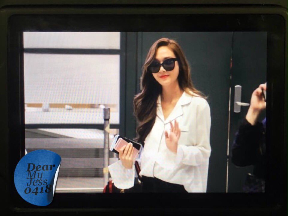 [PIC][17-04-2016]Jessica trở về Hàn Quốc vào sáng nay CgMeAVzUkAA_6Mv