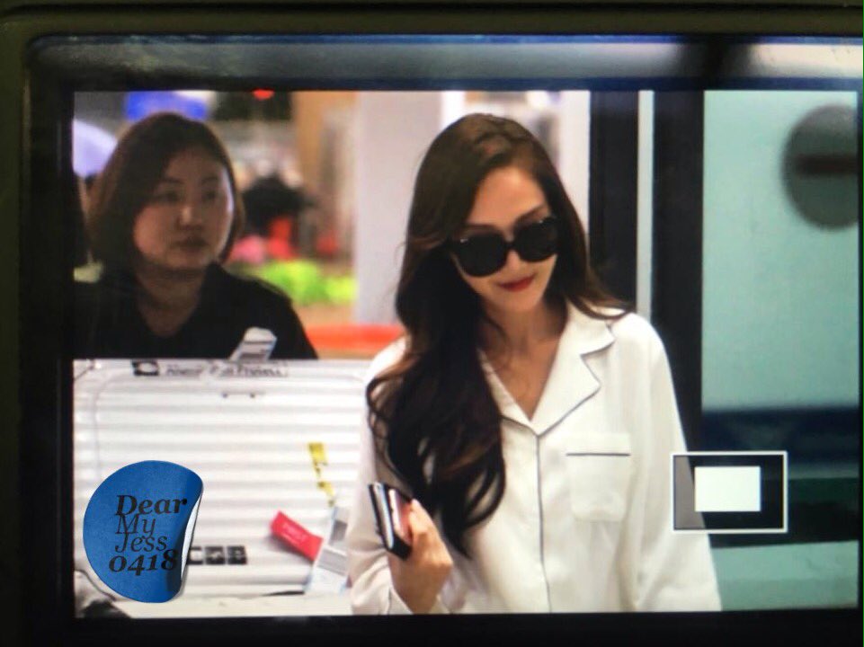 [PIC][17-04-2016]Jessica trở về Hàn Quốc vào sáng nay CgMeAxFUkAEeNql