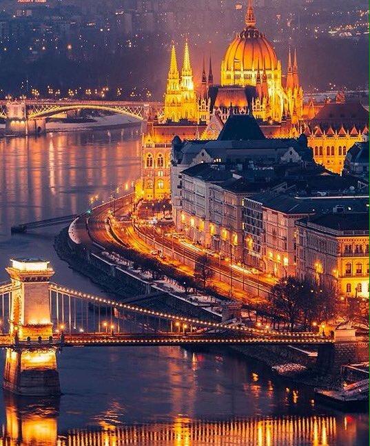 viaggi_e's tweet photo. #Busapest città scintillante @VisitBudapest @welovebudapest @budapest @GiampetruzziA #goodnight https://t.co/fN1SN3FoVR