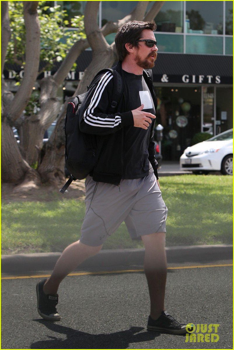 balebrasil's tweet photo. [CANDIDS]: Christian Bale em Brentwood, California nesta quarta-feira (13/04). #1 https://t.co/MqnzoDMOAW