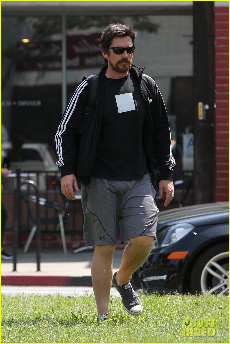 balebrasil's tweet photo. [CANDIDS]: Christian Bale em Brentwood, California nesta quarta-feira (13/04). #2 https://t.co/wF3l5sSxk8