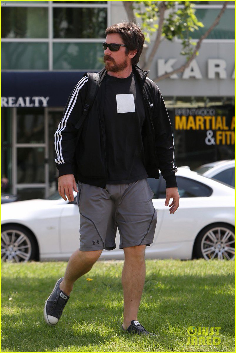 balebrasil's tweet photo. [CANDIDS]: Christian Bale em Brentwood, California nesta quarta-feira (13/04). #6 https://t.co/Lw8DBChzRo