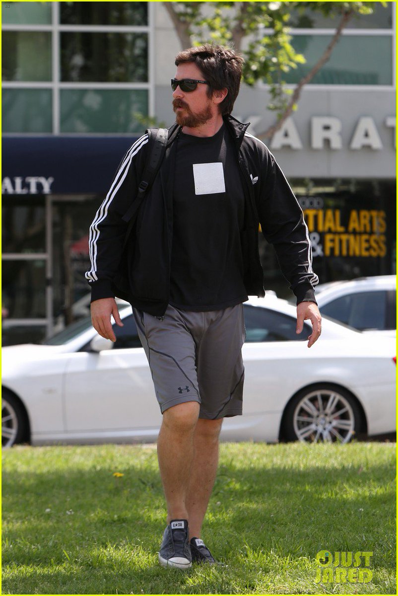 balebrasil's tweet photo. [CANDIDS]: Christian Bale em Brentwood, California nesta quarta-feira (13/04). #6 https://t.co/Lw8DBChzRo