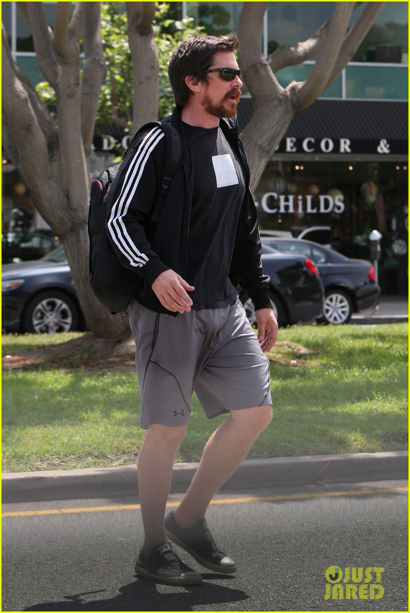 balebrasil's tweet photo. [CANDIDS]: Christian Bale em Brentwood, California nesta quarta-feira (13/04). #6 https://t.co/Lw8DBChzRo