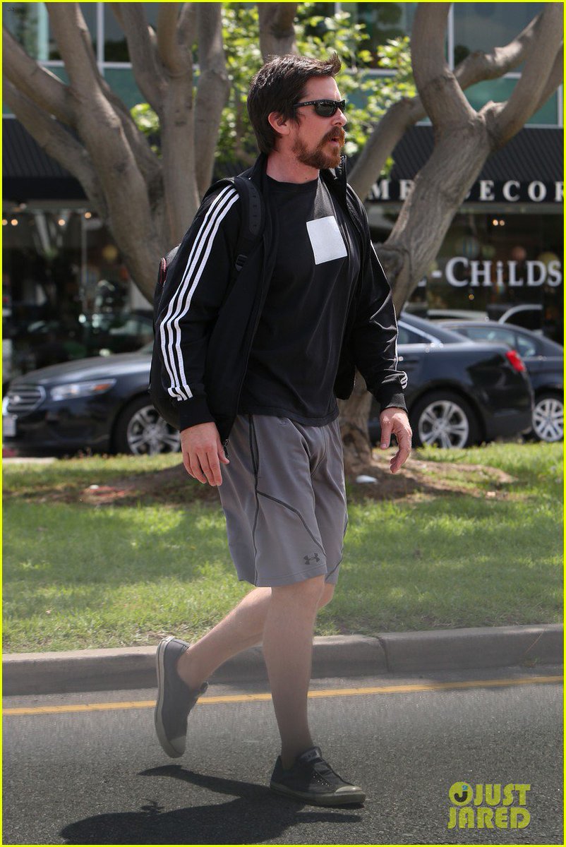 balebrasil's tweet photo. [CANDIDS]: Christian Bale em Brentwood, California nesta quarta-feira (13/04). #6 https://t.co/Lw8DBChzRo