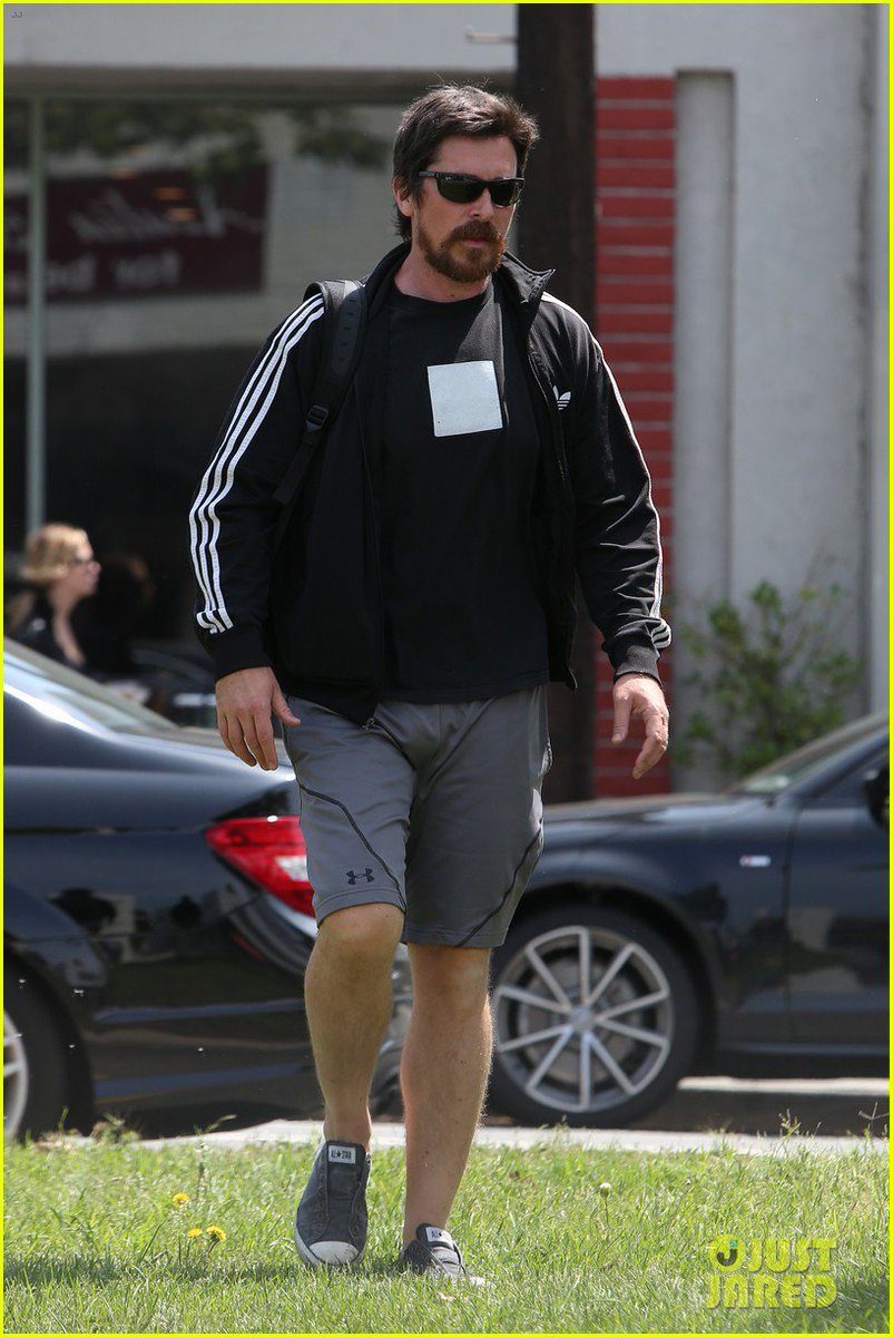 balebrasil's tweet photo. [CANDIDS]: Christian Bale em Brentwood, California nesta quarta-feira (13/04). #4 https://t.co/g5c6qnBQWE