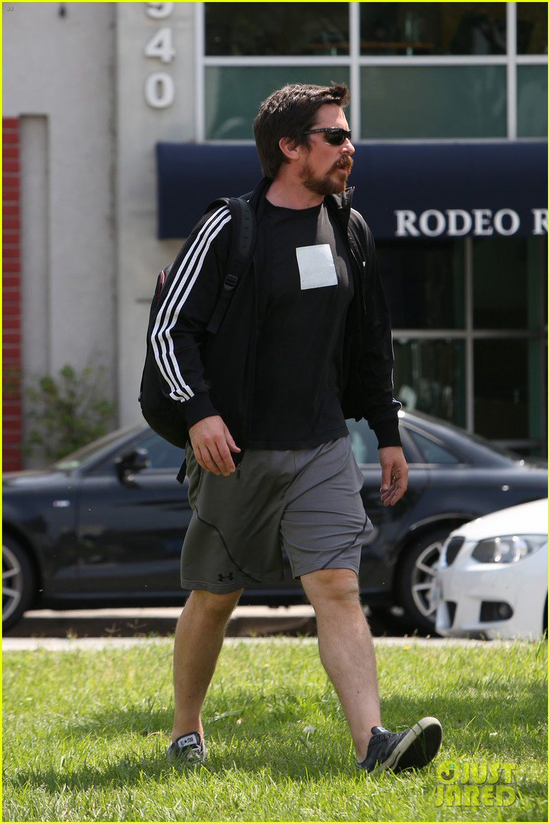 balebrasil's tweet photo. [CANDIDS]: Christian Bale em Brentwood, California nesta quarta-feira (13/04). #4 https://t.co/g5c6qnBQWE