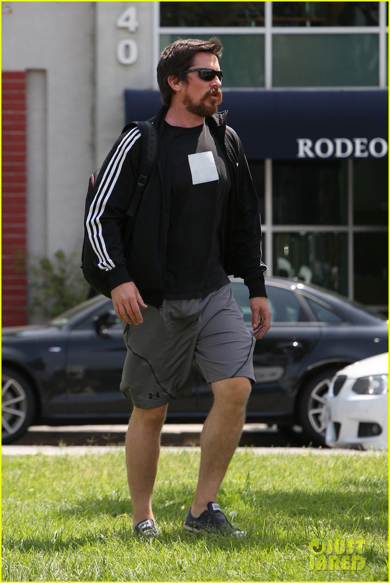balebrasil's tweet photo. [CANDIDS]: Christian Bale em Brentwood, California nesta quarta-feira (13/04). #4 https://t.co/g5c6qnBQWE