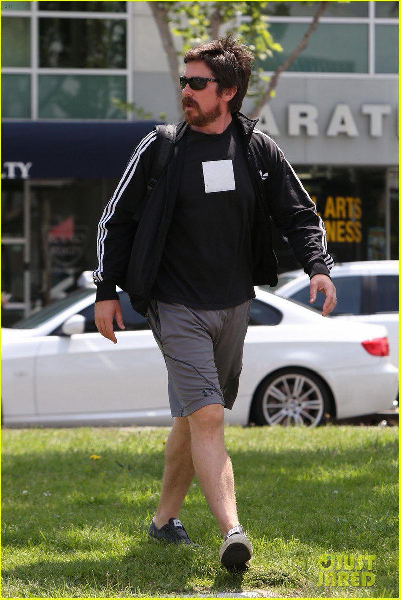 balebrasil's tweet photo. [CANDIDS]: Christian Bale em Brentwood, California nesta quarta-feira (13/04). #4 https://t.co/g5c6qnBQWE