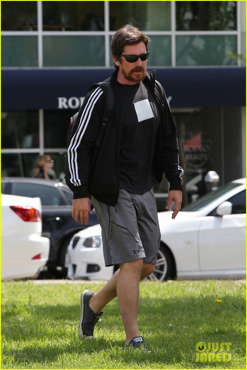 balebrasil's tweet photo. [CANDIDS]: Christian Bale em Brentwood, California nesta quarta-feira (13/04). #5 https://t.co/QOZZlQb3aC