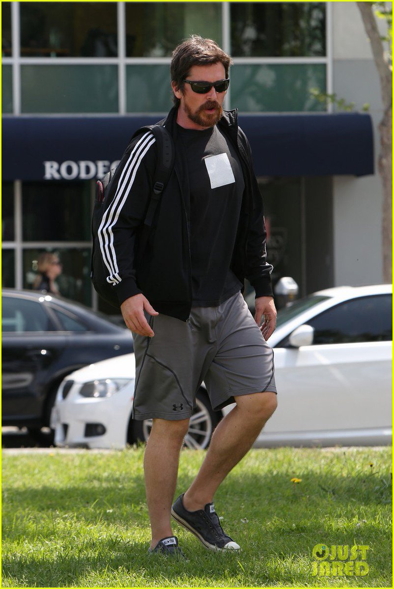 balebrasil's tweet photo. [CANDIDS]: Christian Bale em Brentwood, California nesta quarta-feira (13/04). #5 https://t.co/QOZZlQb3aC