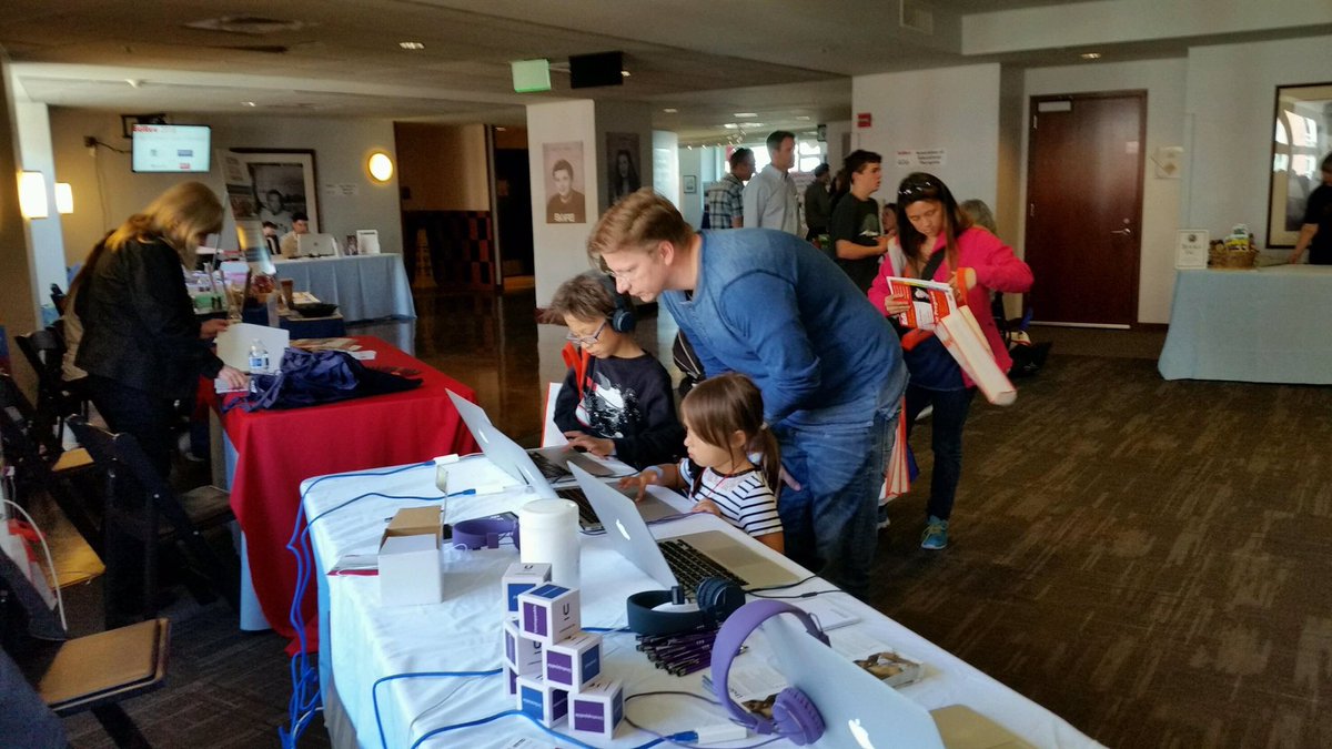 UnderstoodOrg's tweet image. Families participated in technology workshops at #EdRev2016! Try it here: u.org/TYCE