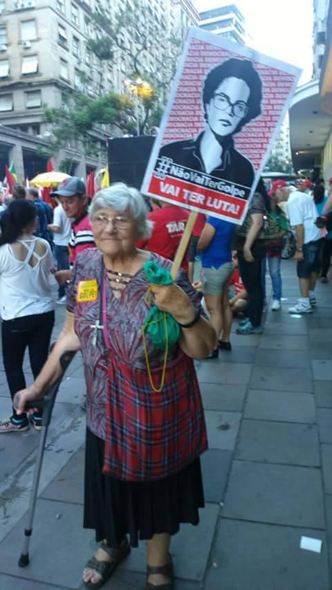 stanleyburburin's tweet image. Que a sra. da foto sirva de exemplo para muitos jovens