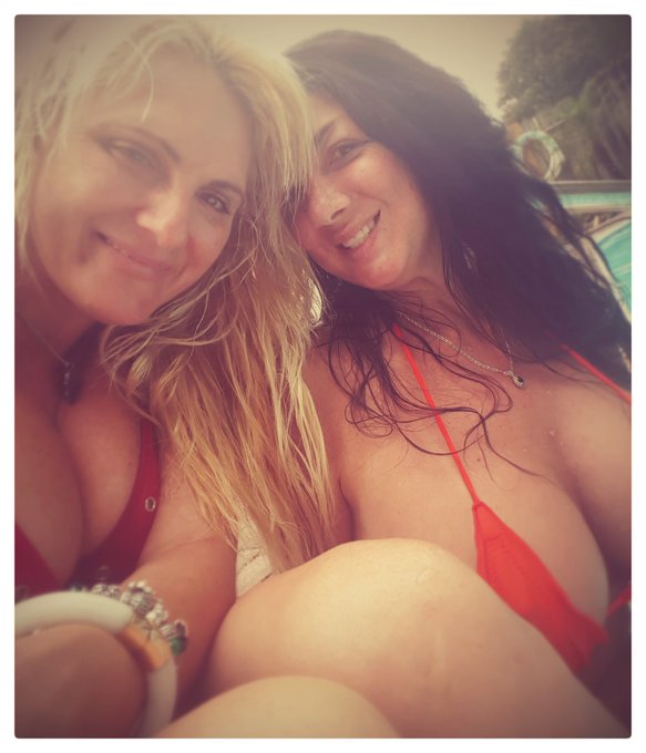 beautiful day!🌞 #goodgirlfriends #sun #fun #boobies 💕💞💋 https://t.co/UTzmQFJE7A<a href="/tag/goodgirlfriends"class="tags">#goodgirlfriends</a><a href="/tag/sun"class="tags">#sun</a><a href="/tag/fun"class="tags">#fun</a><a href="/tag/boobies"class="tags">#boobies</a>