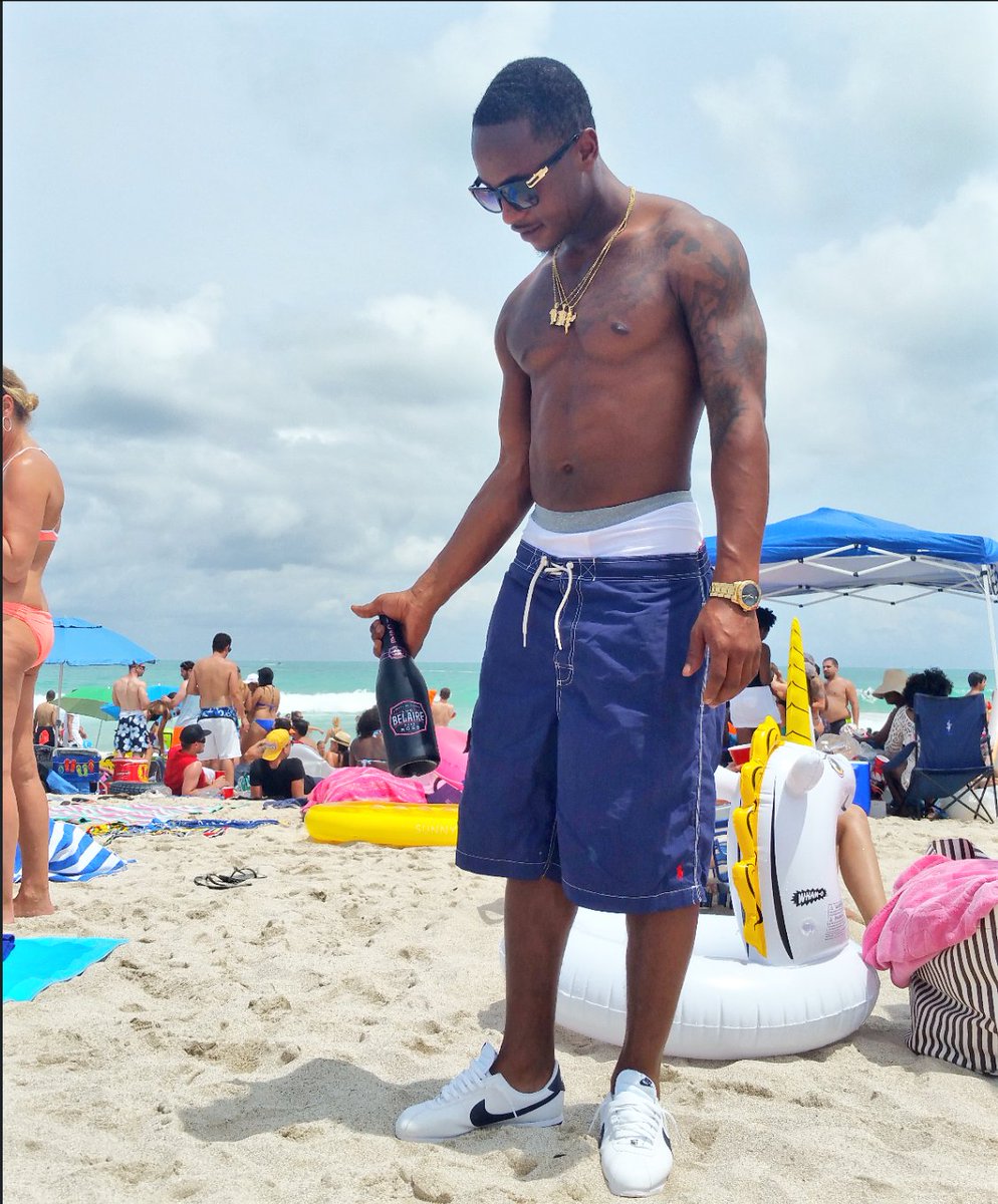 C4Caylin_major's tweet photo. Bout 2 catch ay body if I ain't careful ... #FloatopiaMiami https://t.co/7mV70bEKfd