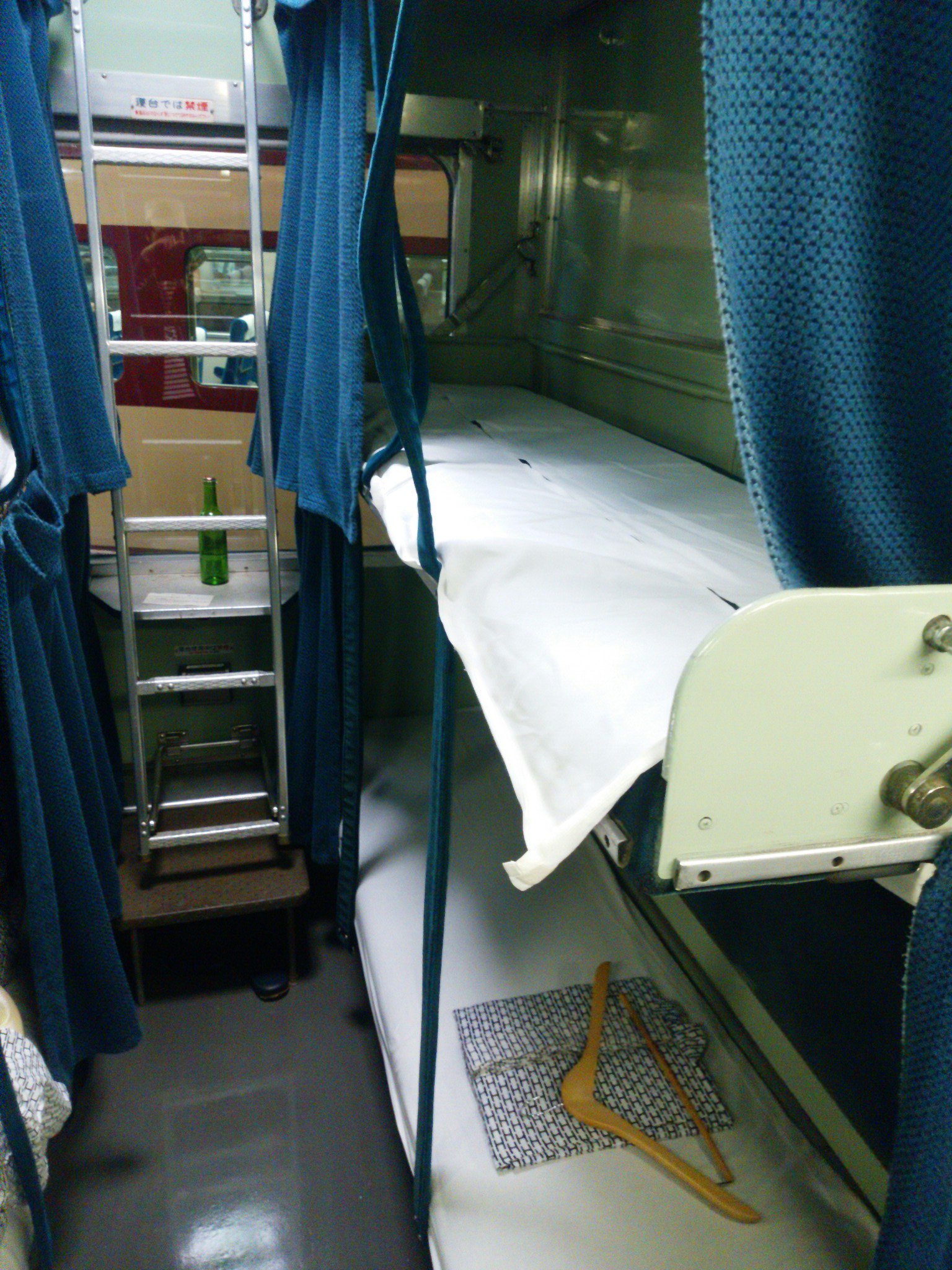 東京大学鉄道研究会 Trc 八コヤ 昨日お知らせしたナハネフ22型寝台客車の車内を見学しました 昨年 はまなす の24系 に乗車し 先月碓氷峠鉄道文化むらで10系寝台車を見学した私としては寝台車の進化の歴史を目で見て理解することができました