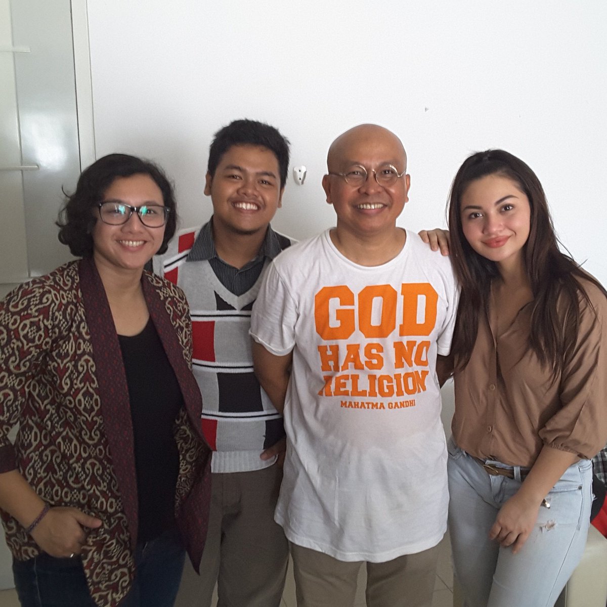 Bersama <a href="/dinni_s/">Dinni Septianingrum</a> dan <a href="/arieltatum/">Ariel tatum</a> usai berbagi cerita di acara Passion Donation <a href="/bambu_pelangi/">Bambu Pelangi</a> . Keringetan.....