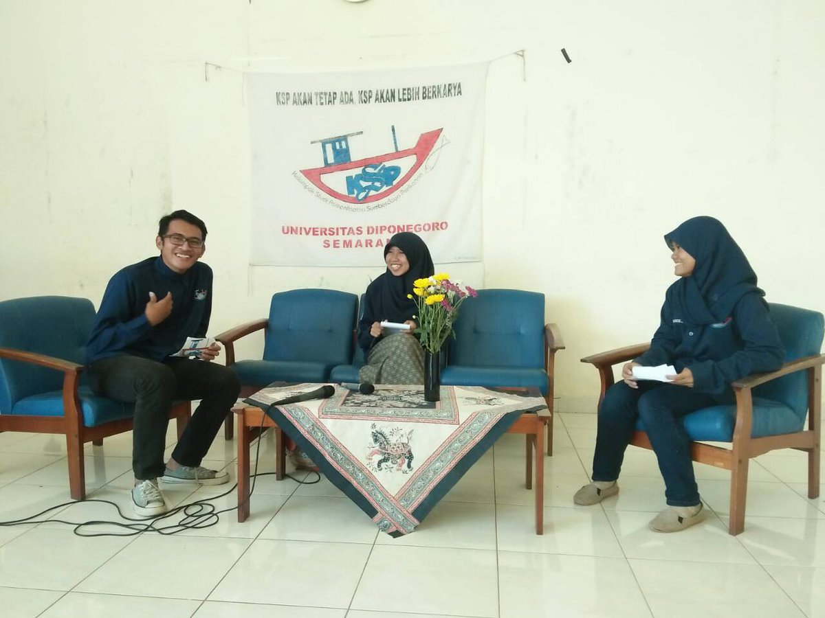 Pemateri ketiga "Desy Setyaningrum" tentang PKM-PM 

#kitaadaKSPlebihberkarya#LDO2016#Kreatifhargamati!!