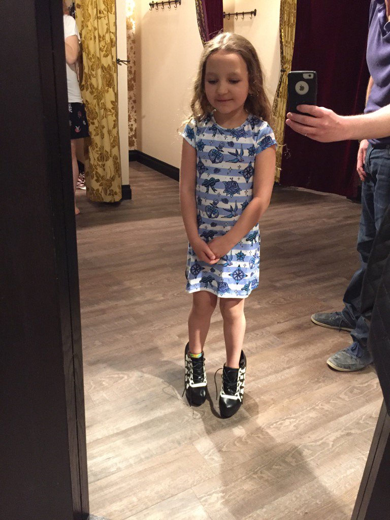 chadsevers11's tweet image. @blamebetty getting in on the shopping and selfies young #blamebetty @SNColour