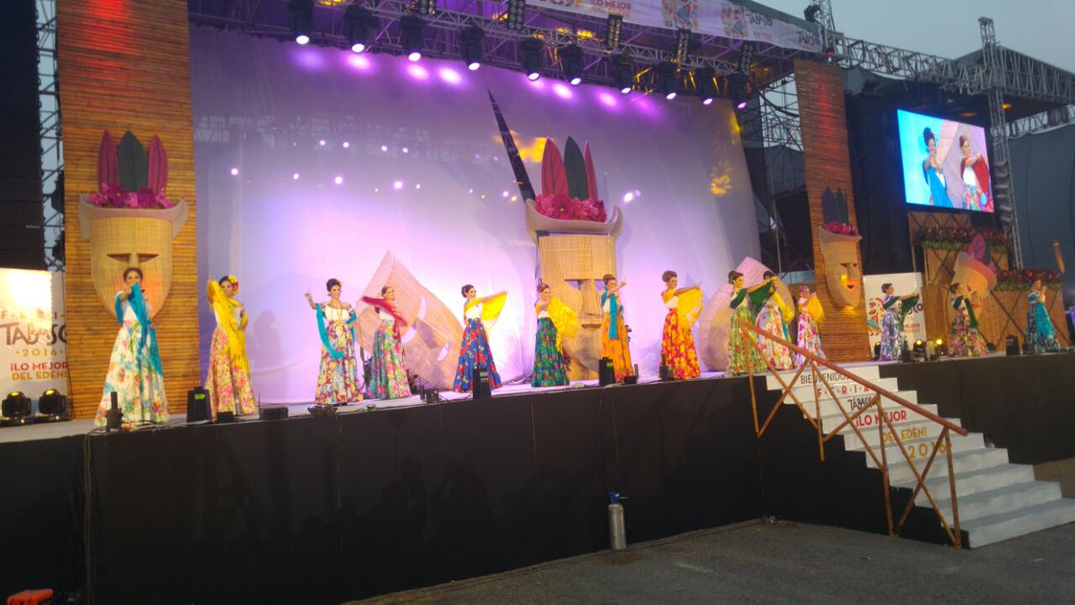 TabascoHOY's tweet photo. #FeriaTH2016 Las 17 representantes hacen acto de presencia en el escenario de #ImposiciónDeBandas https://t.co/SQmEpnscwT