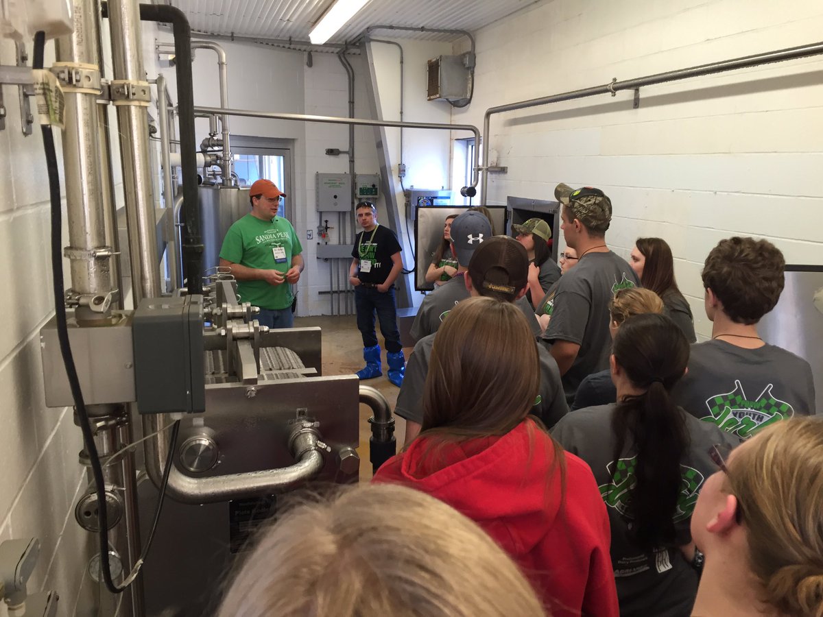 dairypdpw's tweet photo. Students toured Holsum Elm Dairy and learned more about food safety, animal care and nutrient management. #YLD2016 https://t.co/DFsneGd9NO