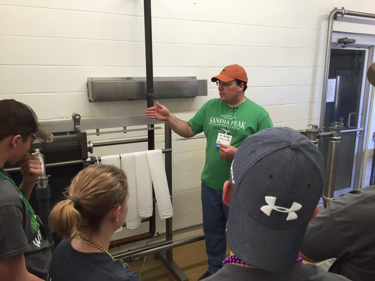 dairypdpw's tweet photo. Students toured Holsum Elm Dairy and learned more about food safety, animal care and nutrient management. #YLD2016 https://t.co/DFsneGd9NO